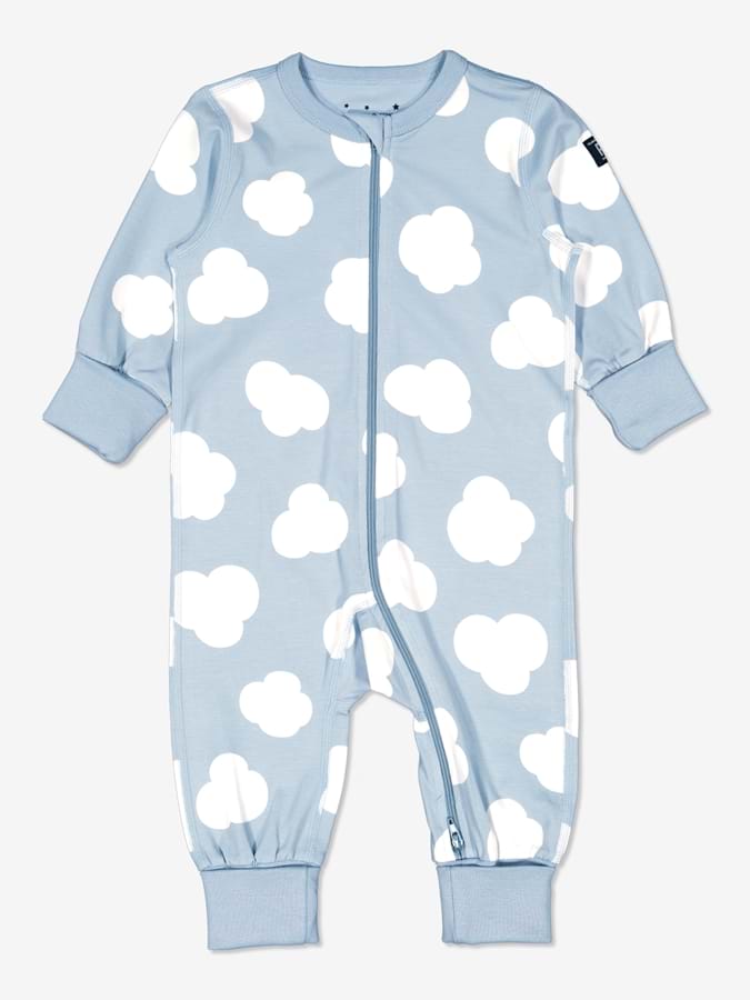 Vauvan pyjamahaalari pilvikuviolla