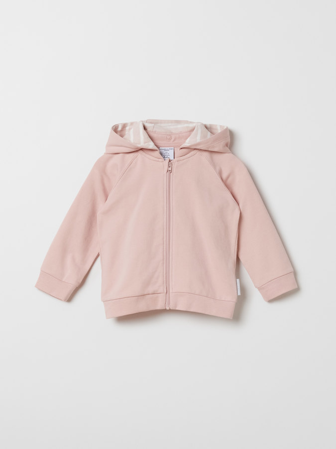 Yksivärinen huppari ja korvilla Yksivärinen huppari ja korvilla