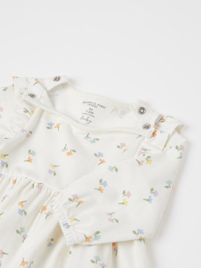 Mekko röyhelöillä ja kukkakuviolla Mekko röyhelöillä ja kukkakuviolla