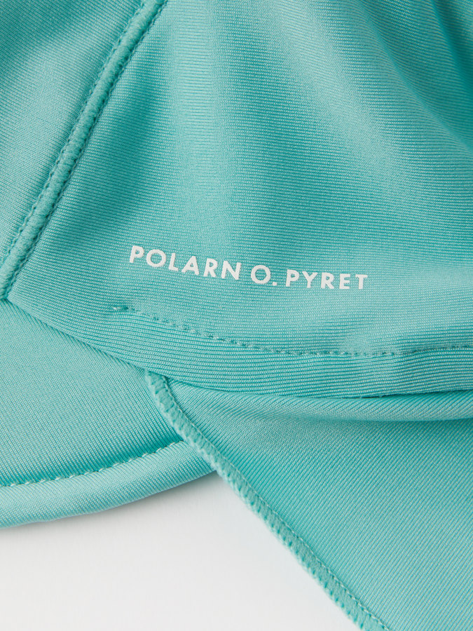 Yksivärinen UV-lippalakki, jossa on niskasuoja Yksivärinen UV-lippalakki, jossa on niskasuoja