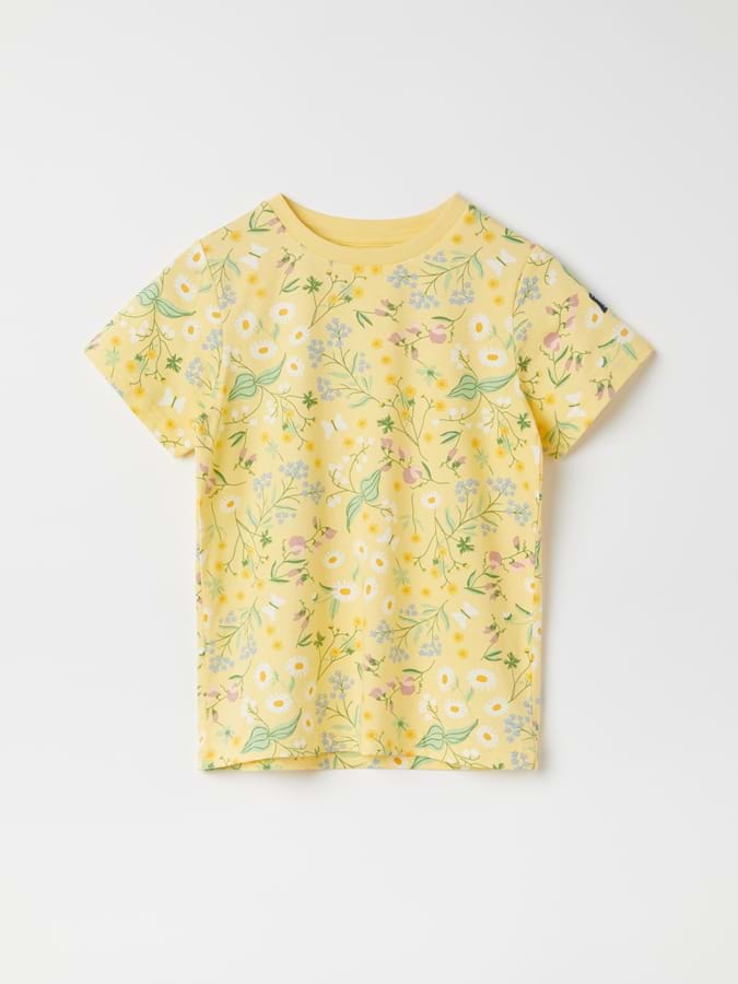 T-paita kukkakuviolla