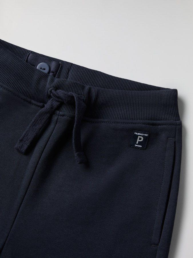 Yksiväriset collegehousut taskuilla Yksiväriset collegehousut taskuilla