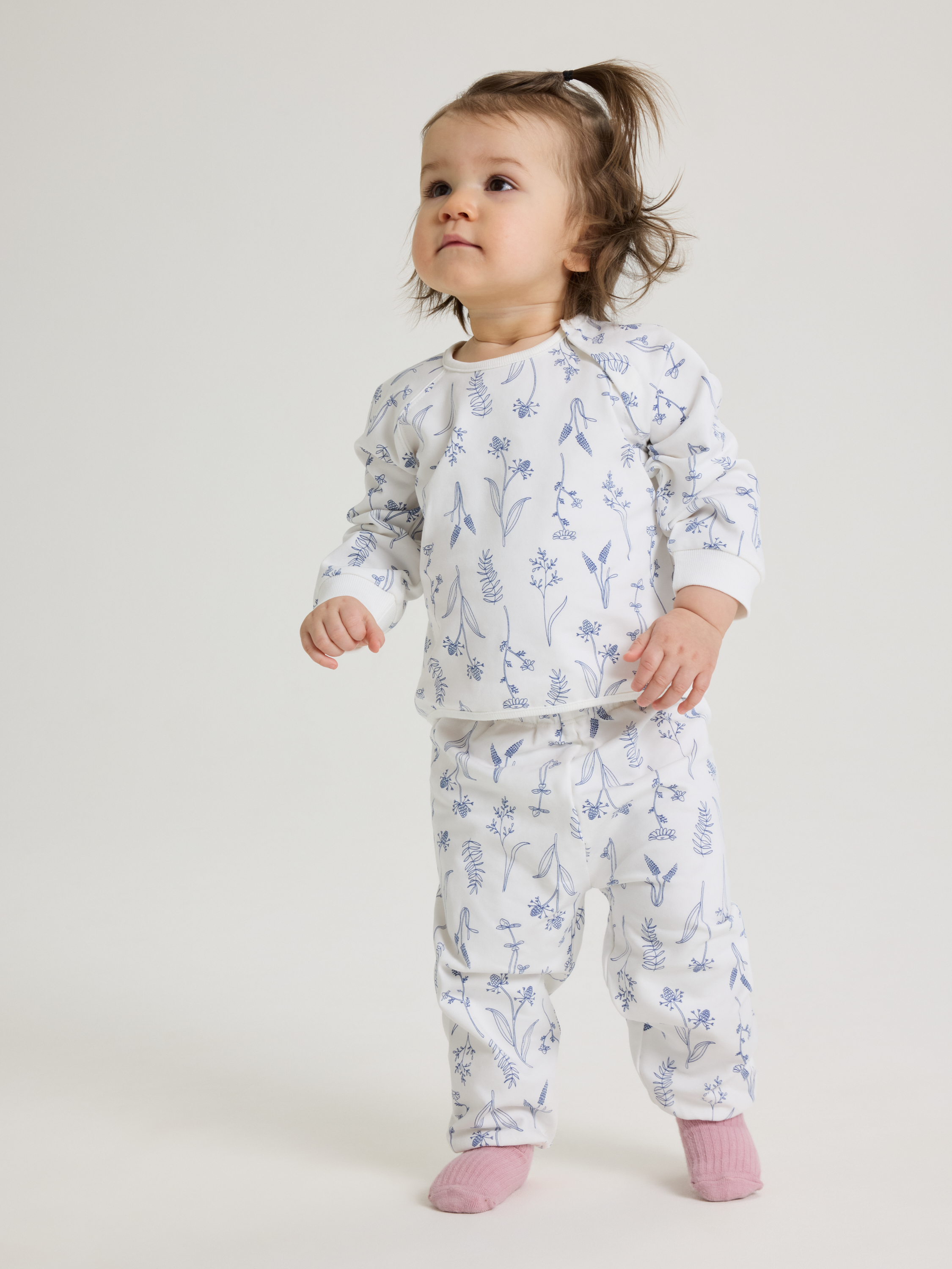 Collegehousut kukkakuviolla