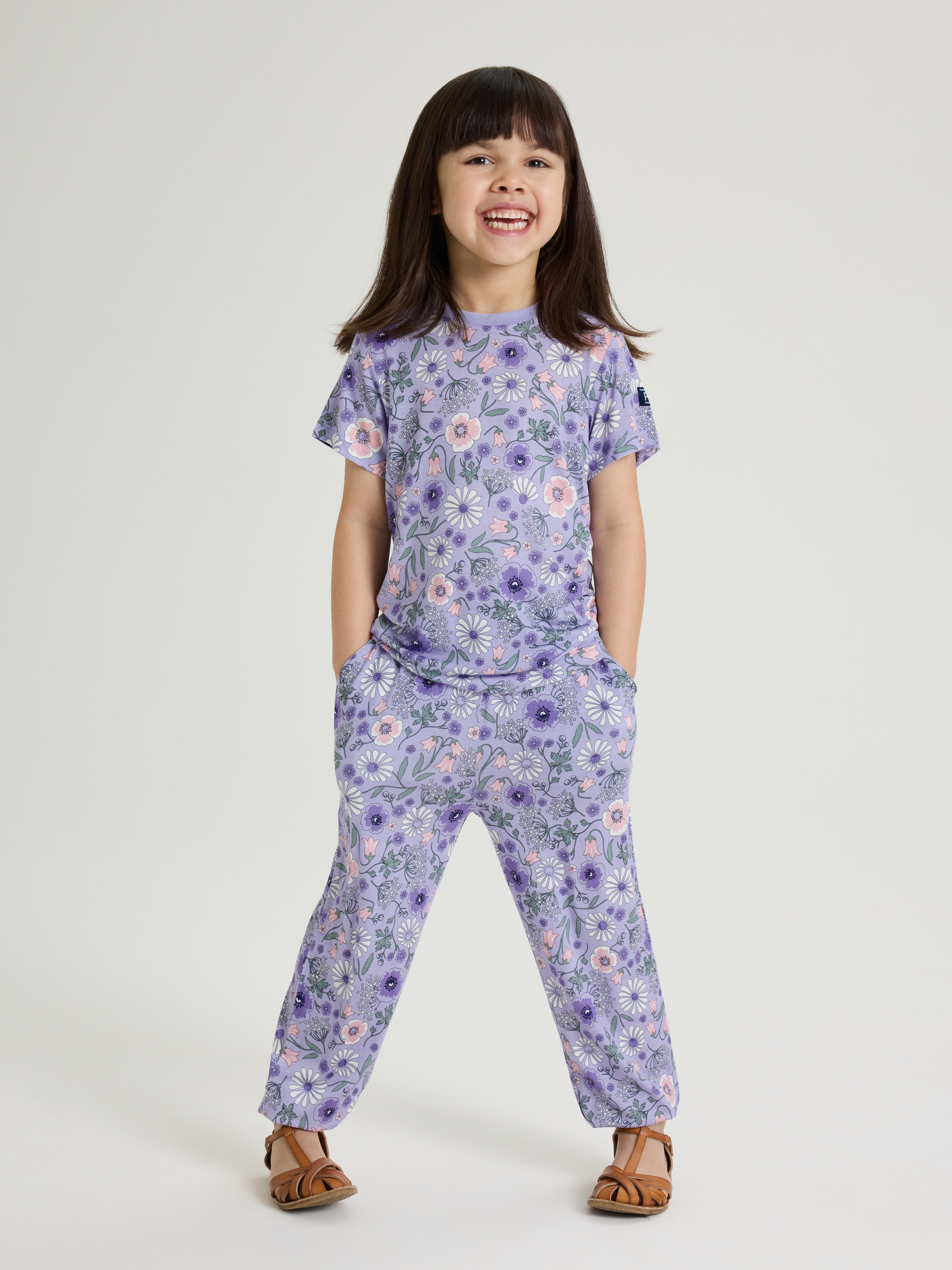 Housut taskuilla ja kukkakuviolla