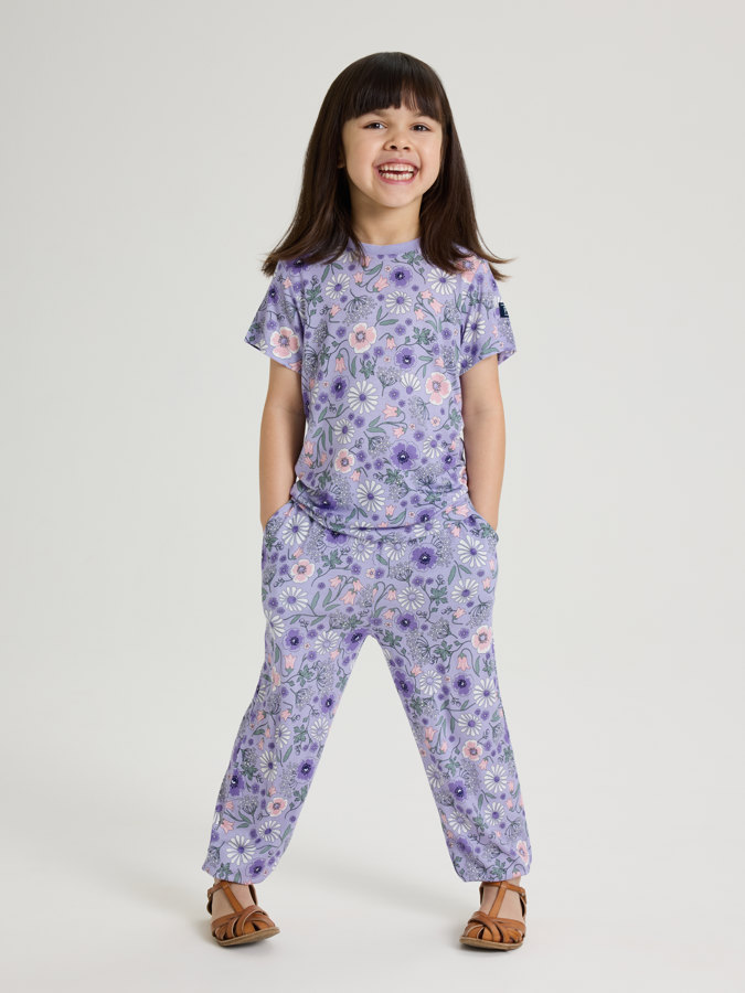 Housut taskuilla ja kukkakuviolla Housut taskuilla ja kukkakuviolla