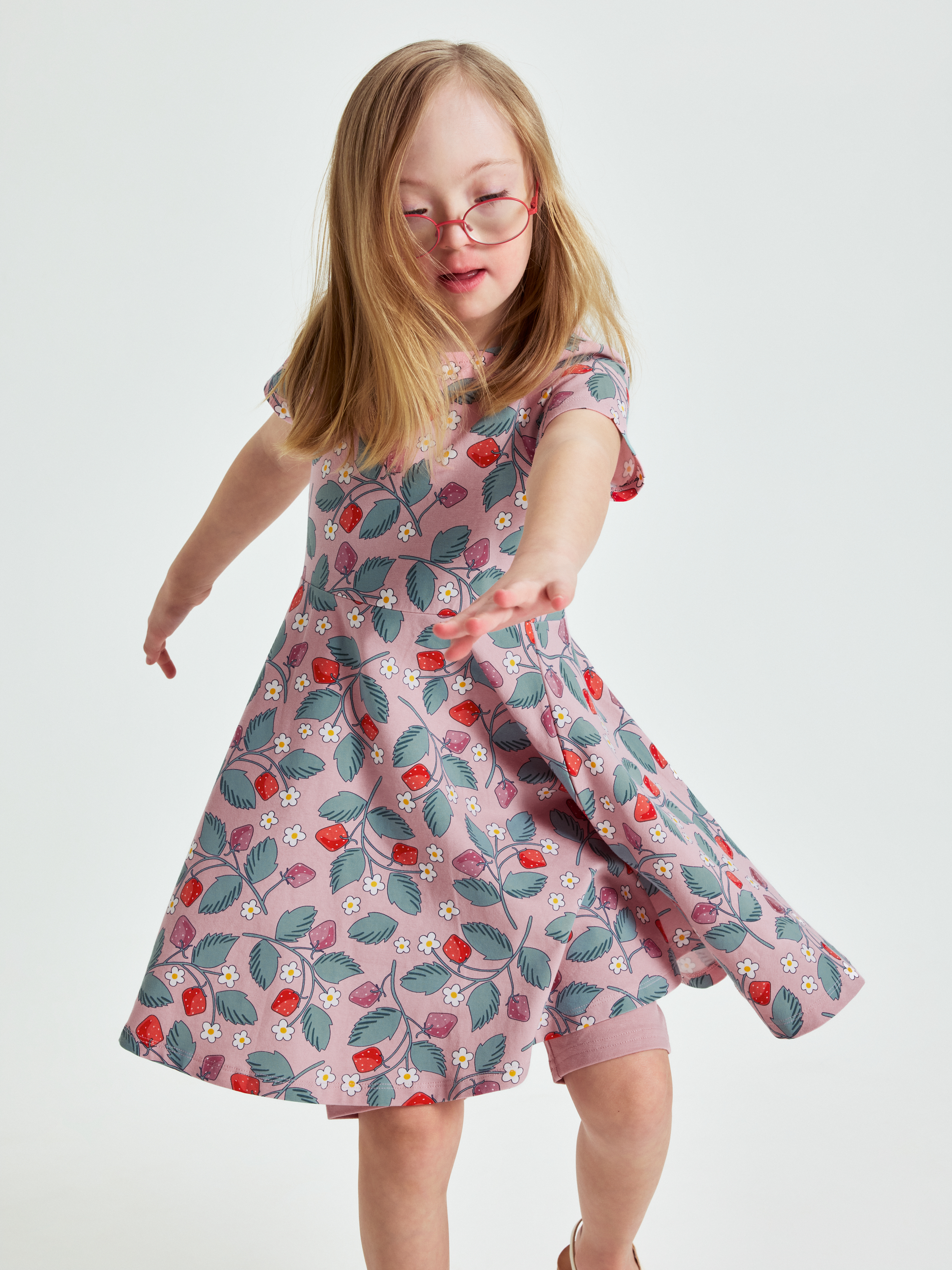 Lyhythihainen kellomekko mansikkakuviolla