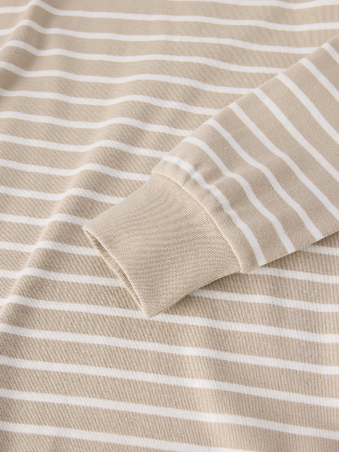 Aikuisten raidallinen yöpaita Aikuisten raidallinen yöpaita