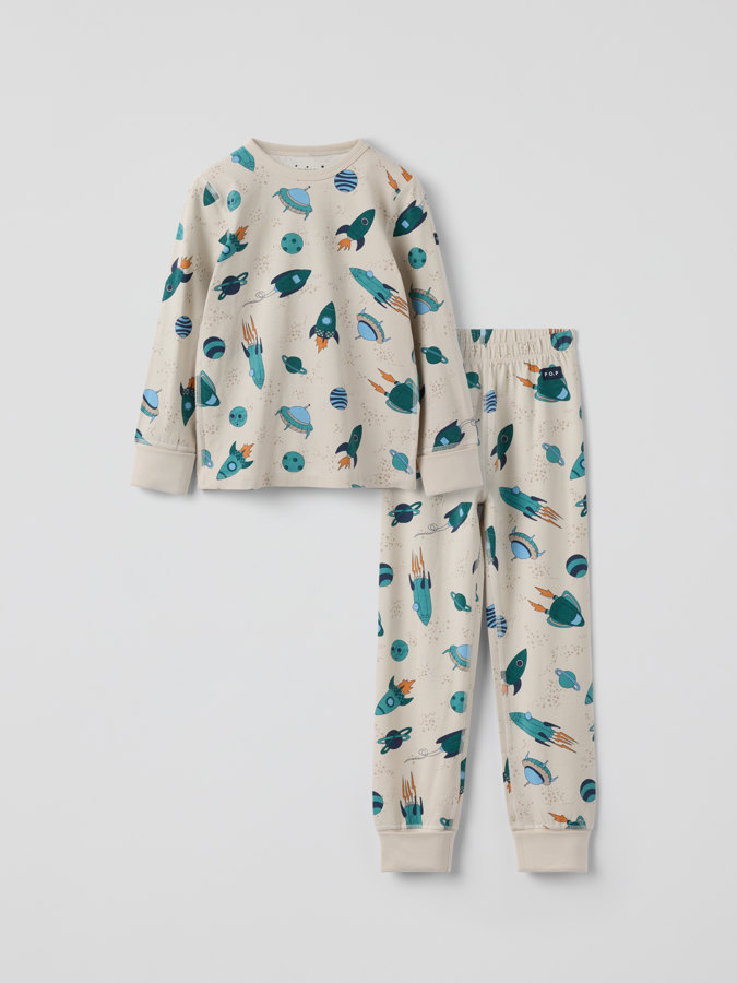 Kaksiosainen pyjama avaruusaluskuviolla