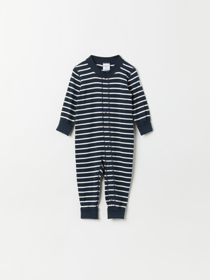 Raidallinen pyjamahaalari