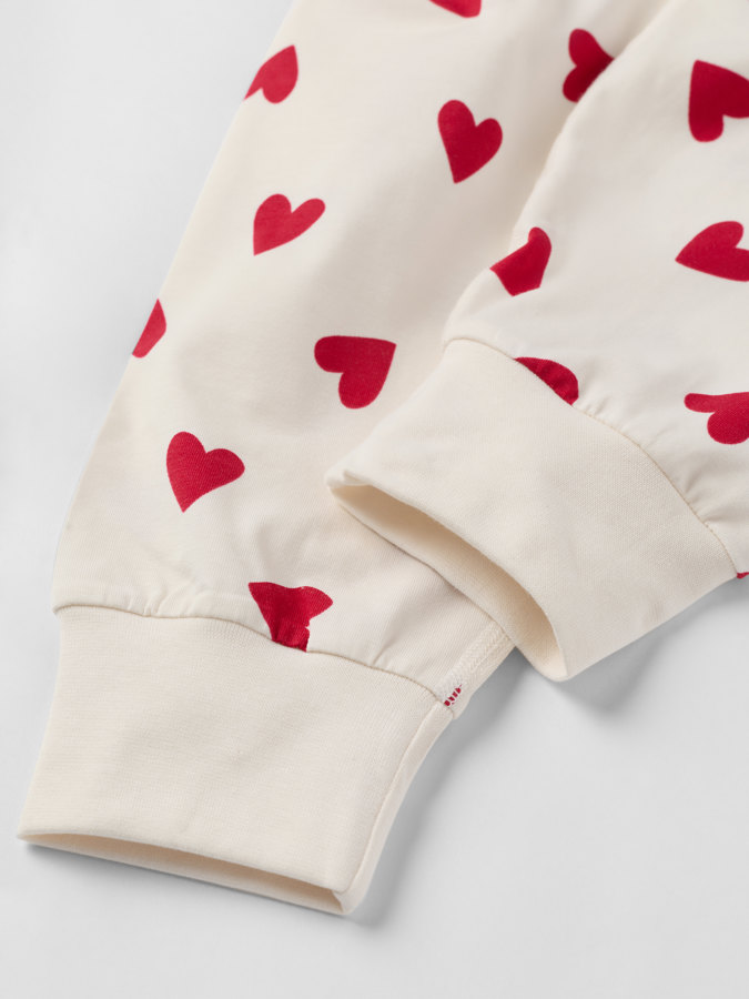 Aikuisten pyjama sydänkuviolla