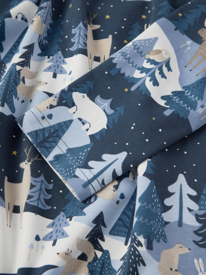 Aikuisten pyjama talvikuviolla