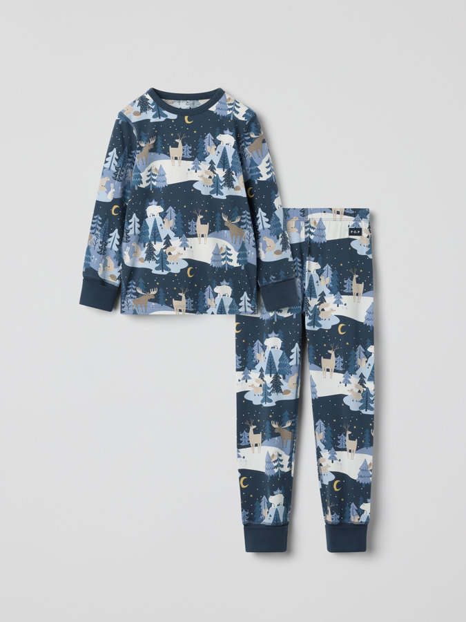 Pyjama talvikuviolla