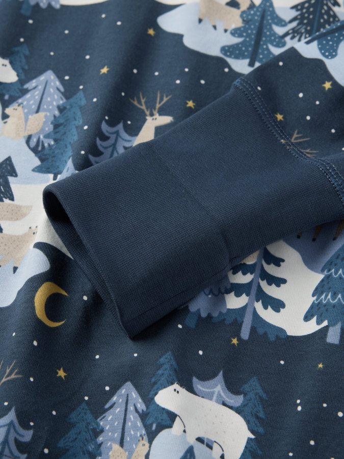 Pyjama talvikuviolla
