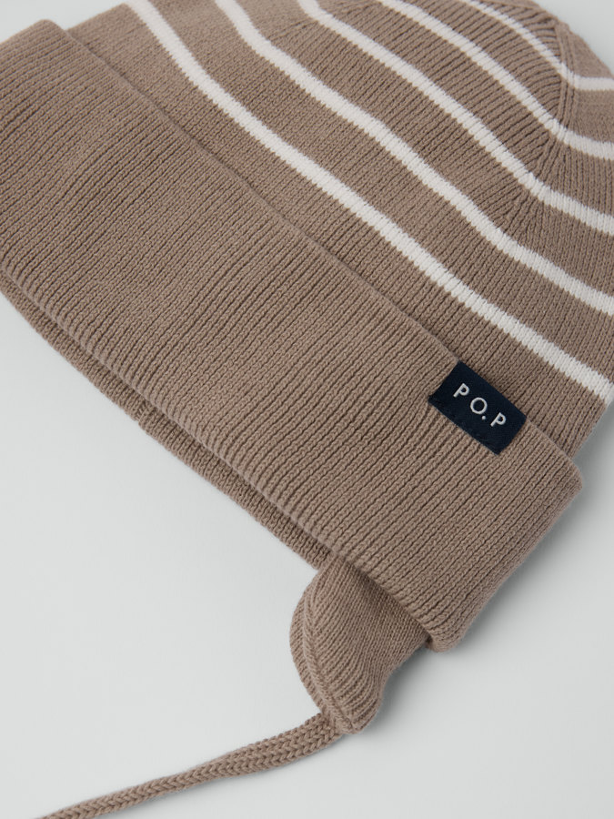 Raidallinen neulepipo korvilla Raidallinen neulepipo korvilla