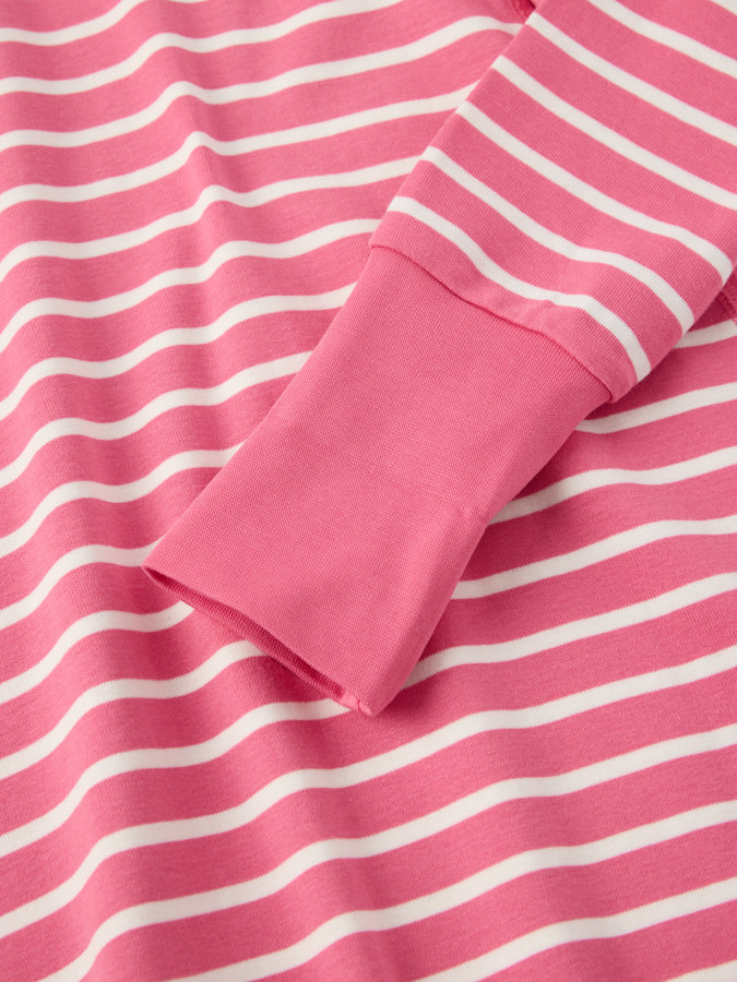 Raidallinen yöpaita