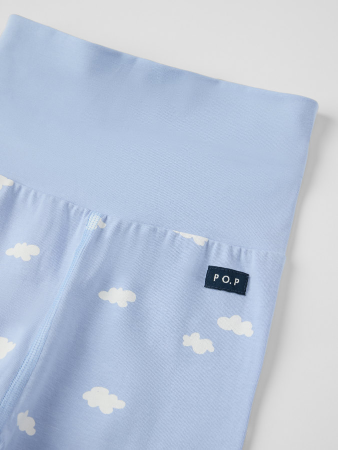 Housut taitettavilla resoreilla, pilvet