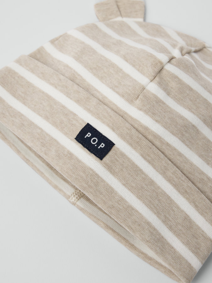 Pipo raidallinen vauvan