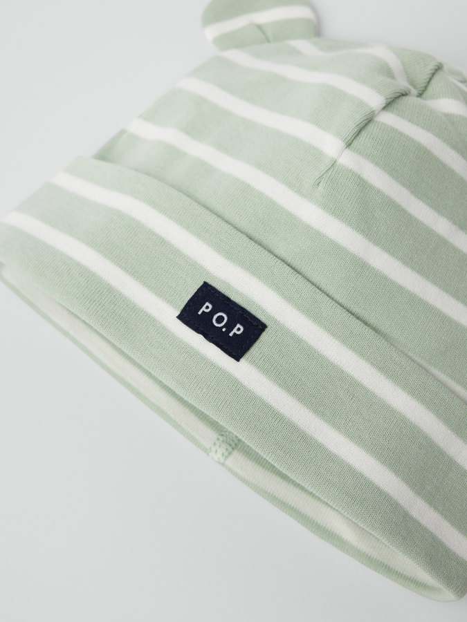 Pipo raidallinen vauvan