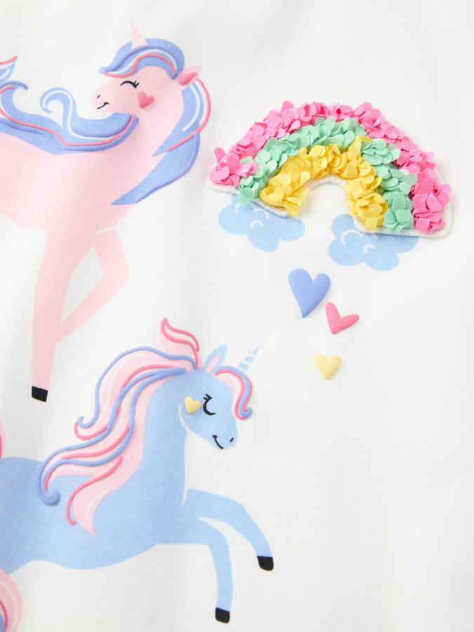 Pitkähihainen t-paita yksisarviskuviolla Pitkähihainen t-paita yksisarviskuviolla