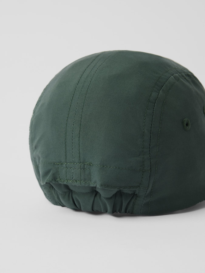 UV-lippalakki niskasuojalla