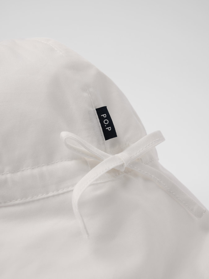 Kudottu UV-lippalakki korvilla Kudottu UV-lippalakki korvilla