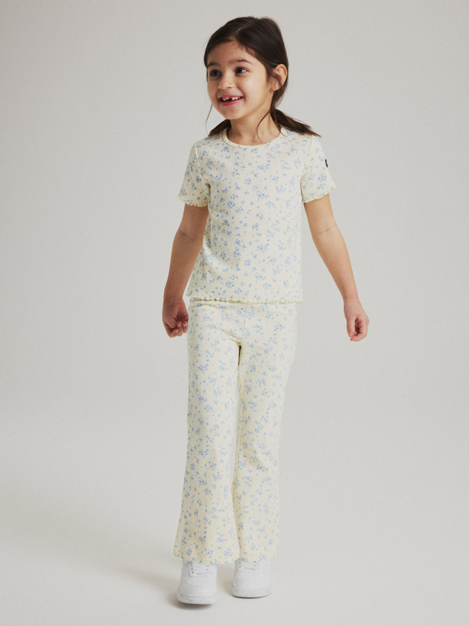 PLAY leveälahkeiset leggingsit kukallinen