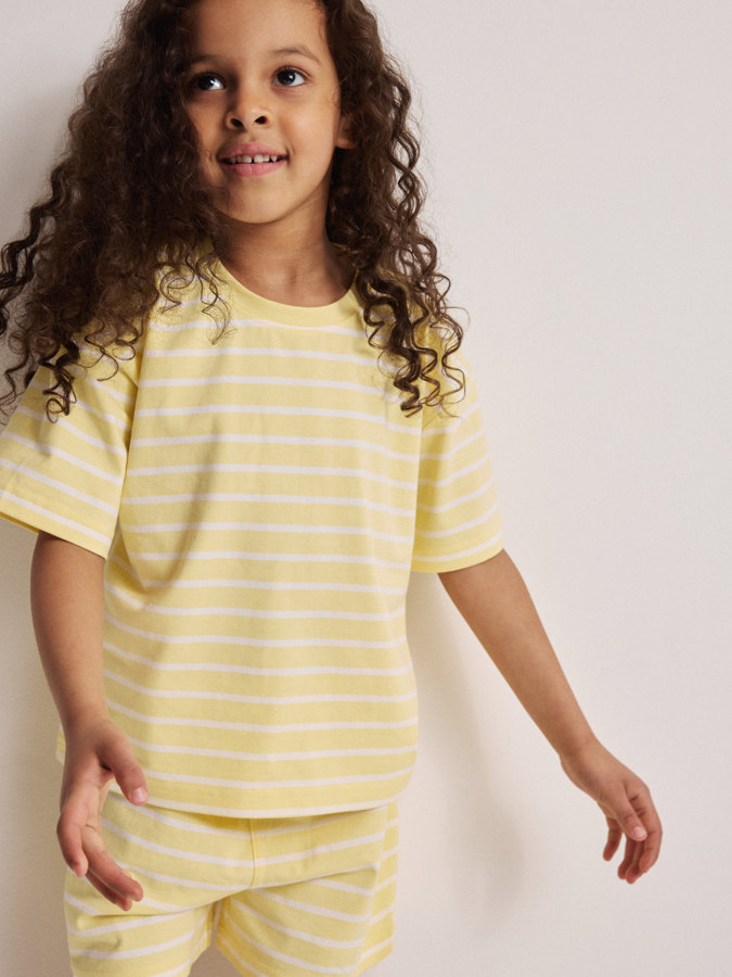 Lyhythihainen yöpuku raidallinen