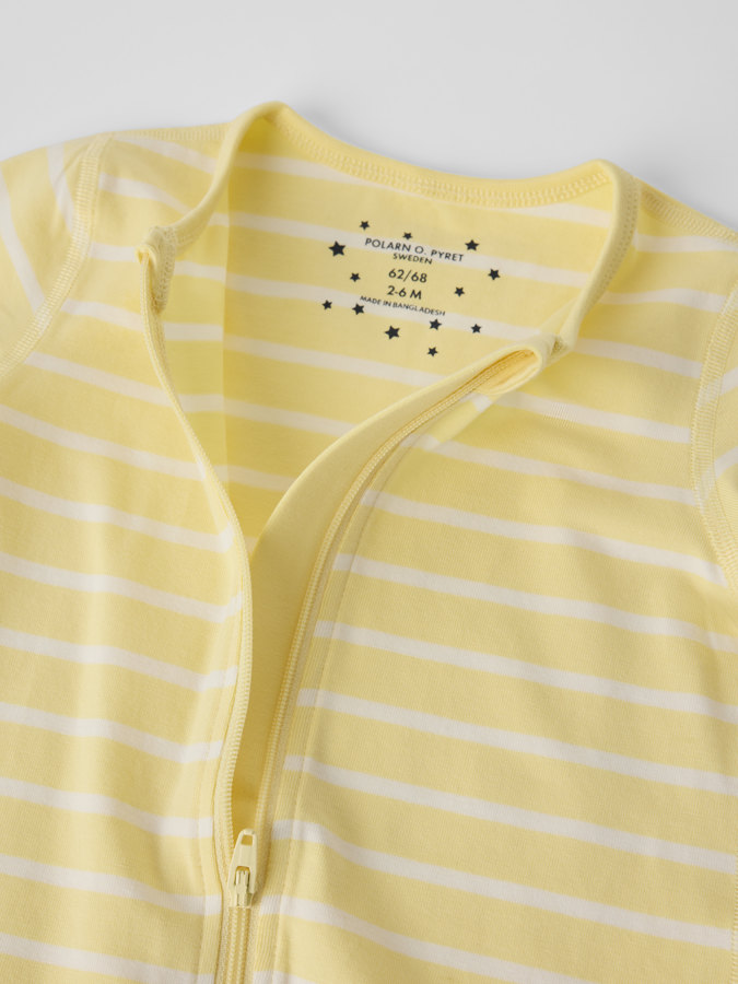 Lyhythihainen yöpukuhaalari raidallinen