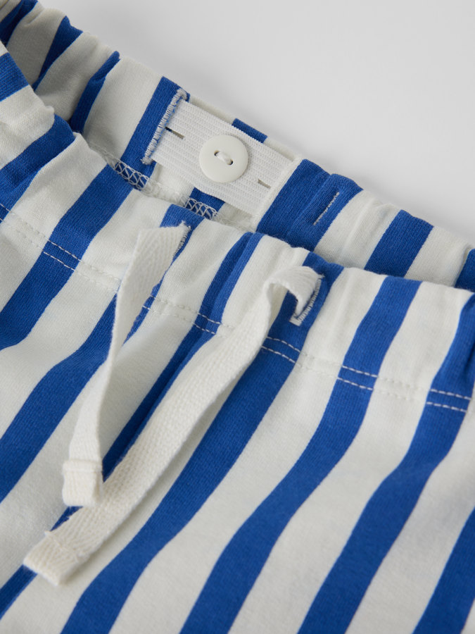 Collegeshortsit raidalliset