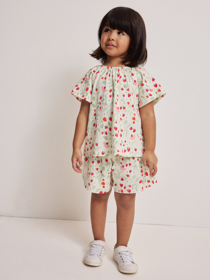 Shortsit mansikat Shortsit mansikat