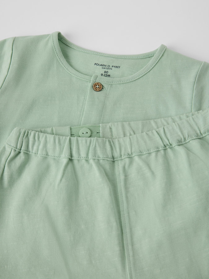 Setti paita ja shortsit