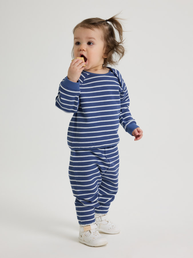 Raidalliset collegehousut Raidalliset collegehousut