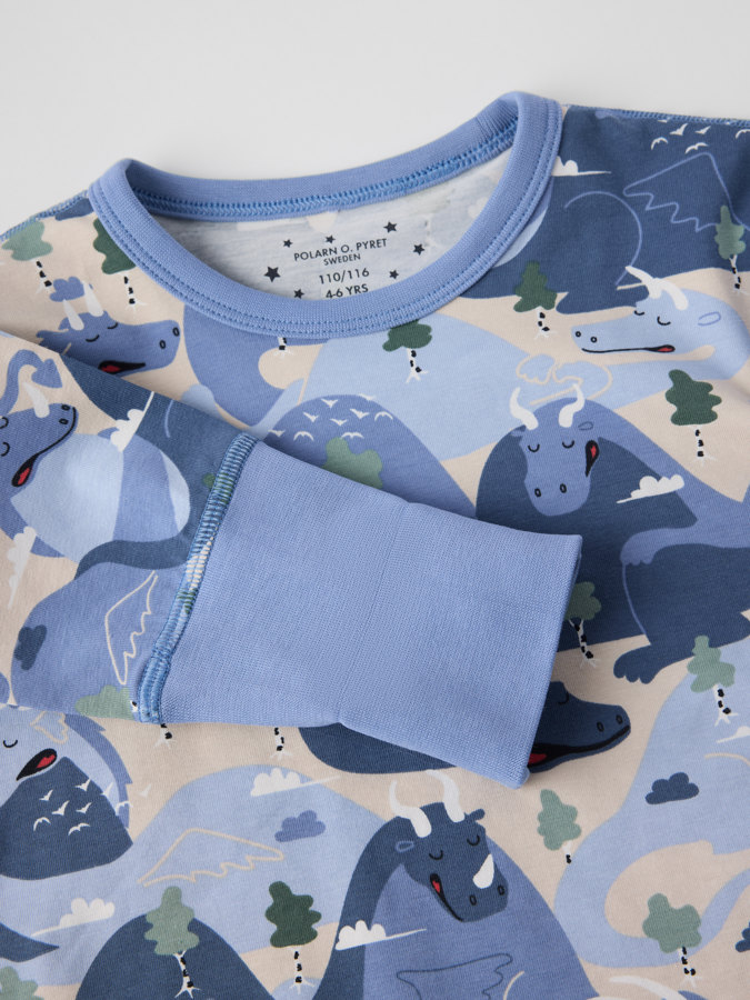 Yöpuku lohikäärmekuviolla Yöpuku lohikäärmekuviolla