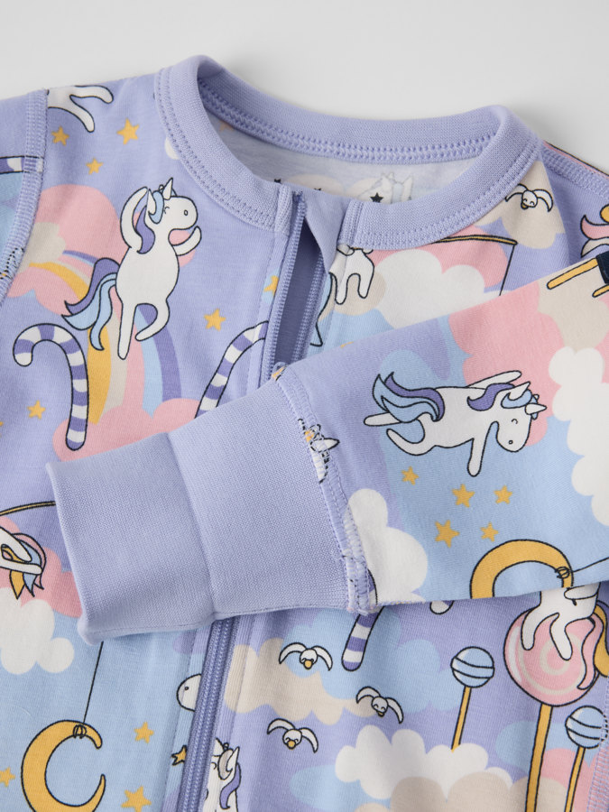 Pyjamahaalari yksisarviskuviolla Pyjamahaalari yksisarviskuviolla