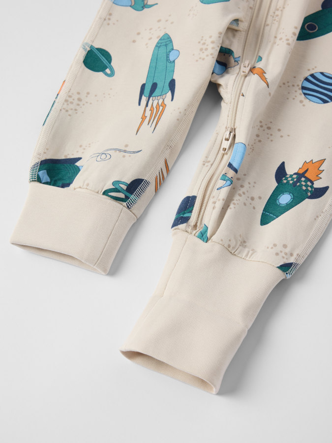 Pyjamahaalari avaruusaluskuviolla Pyjamahaalari avaruusaluskuviolla