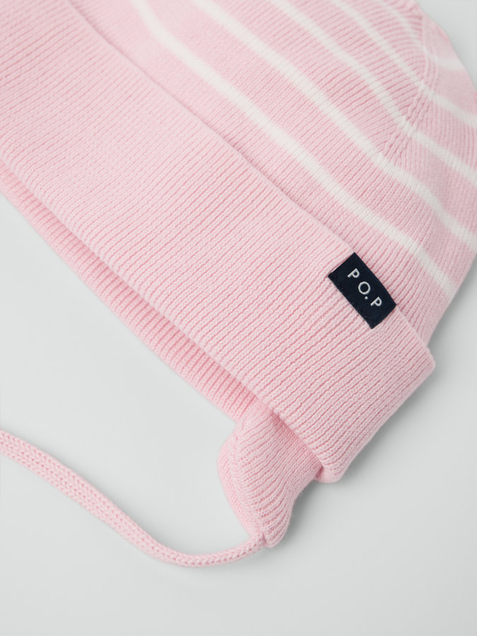 Raidallinen neulepipo korvilla Raidallinen neulepipo korvilla