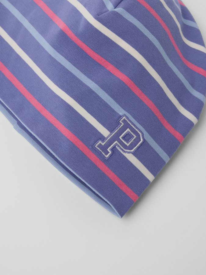 Raidallinen trikoopipo P-applikoinnilla Raidallinen trikoopipo P-applikoinnilla